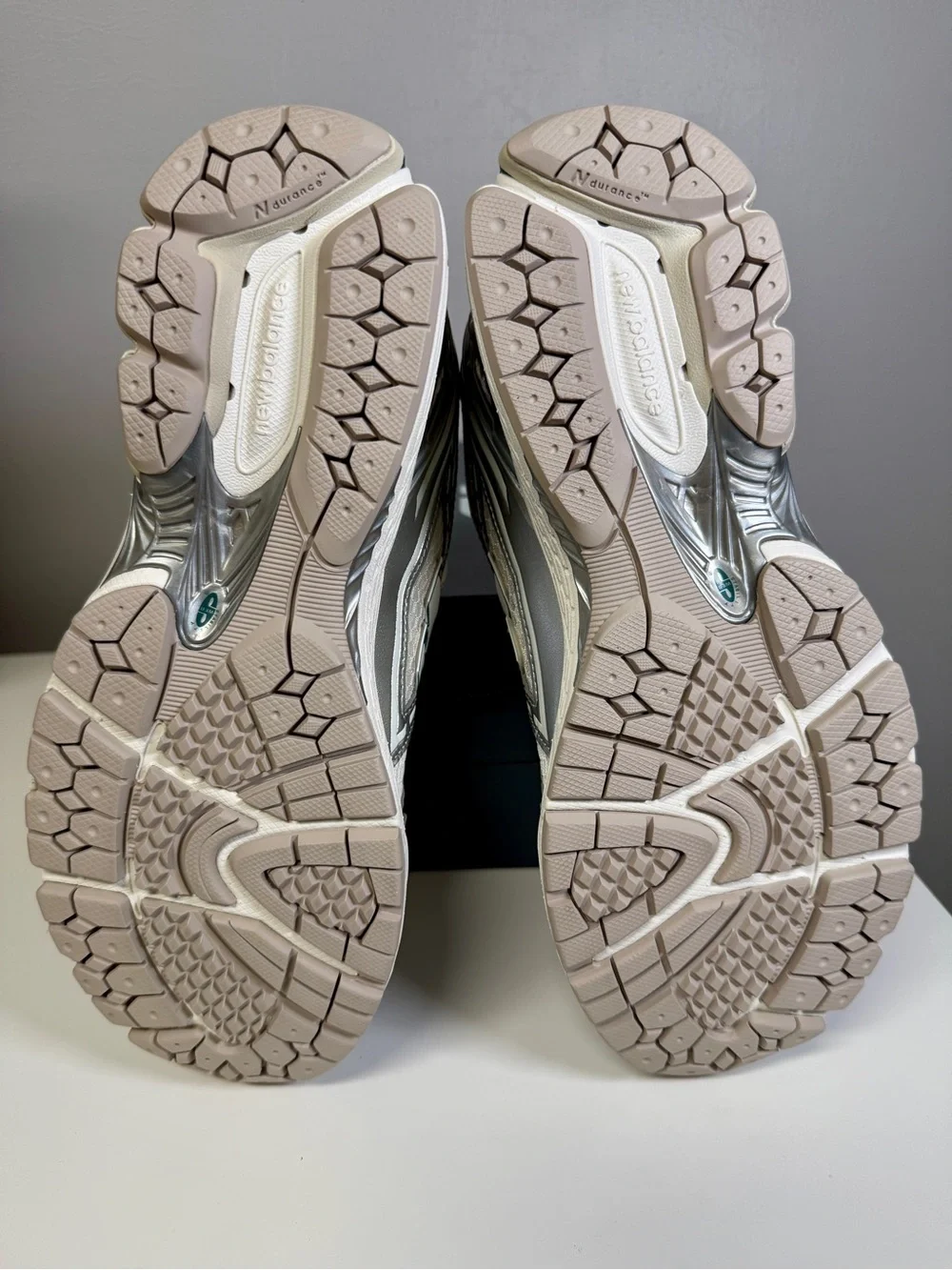 BRAND NEW NEVER WORN NEW BALANCE 1906R 'SILVER METALLIC CREAM'